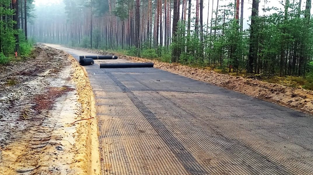 rozłożona geosiatka drogowa